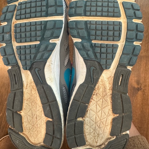 Women’s Nike shoes size 8 - Picture 3 of 6
